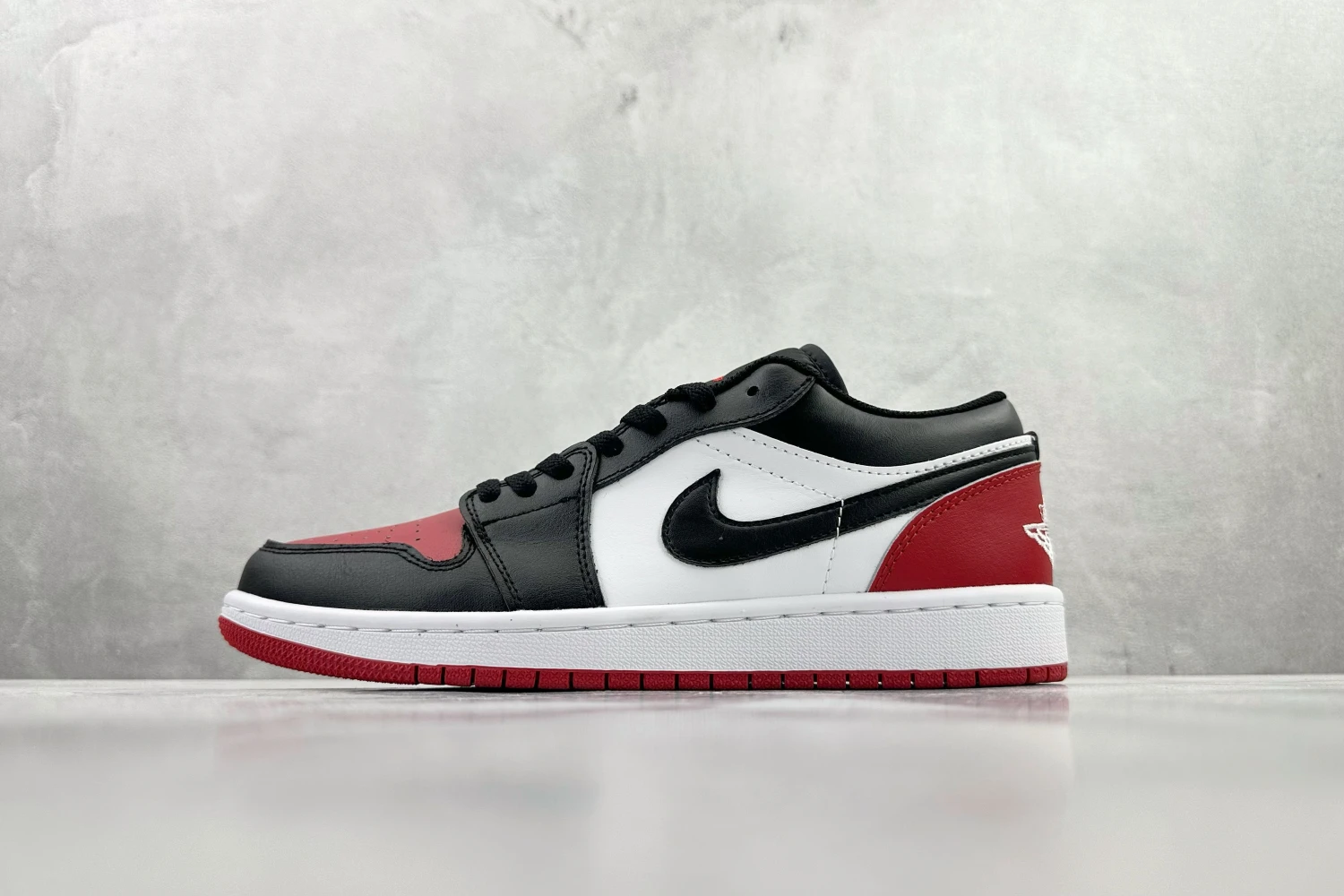 Jordan Low Sneaker – Black, Grey & Red