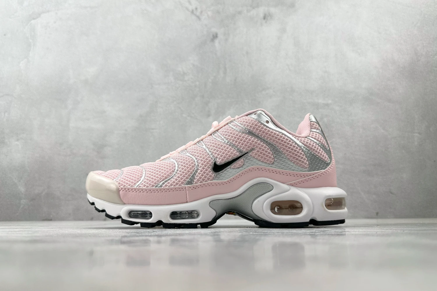 Nike Air Max Plus TN – Soft Pink / Silver