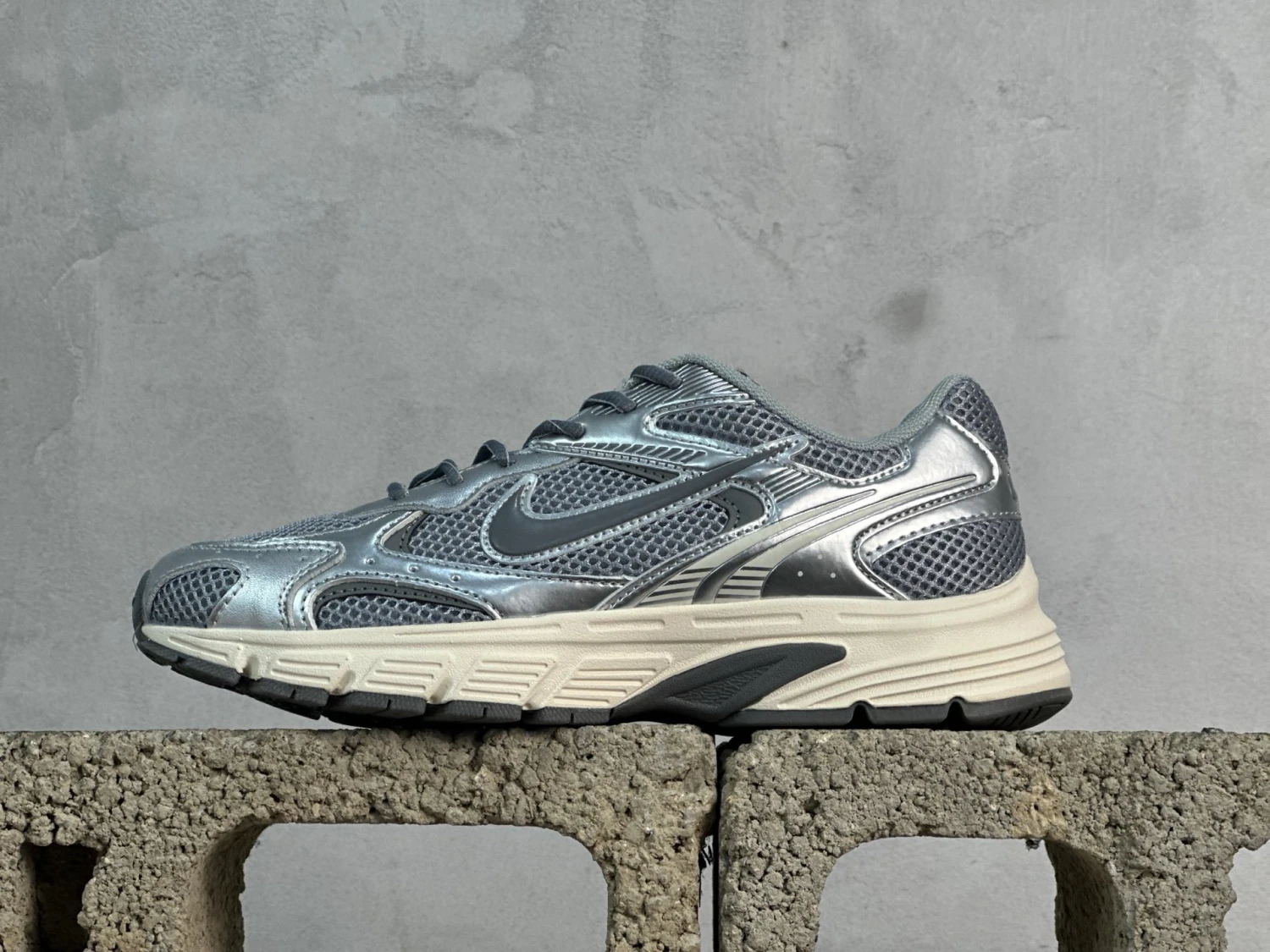 Nike Vomero 20 Sneakers – Metallic Grey