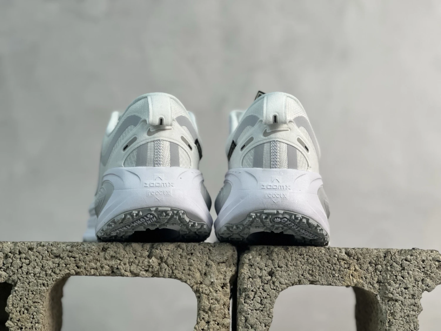 Nike Vomero 18 Gore-Tex Road Running Shoes – Triple White