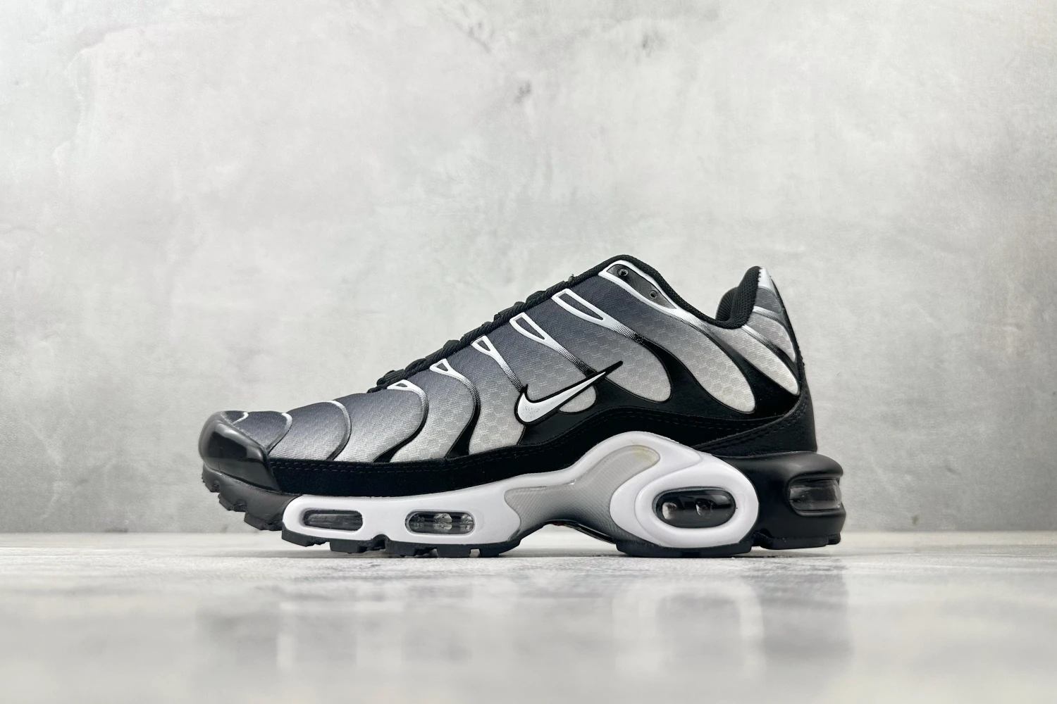 Nike Air Max Plus TN – Black / Charcoal Grey / White