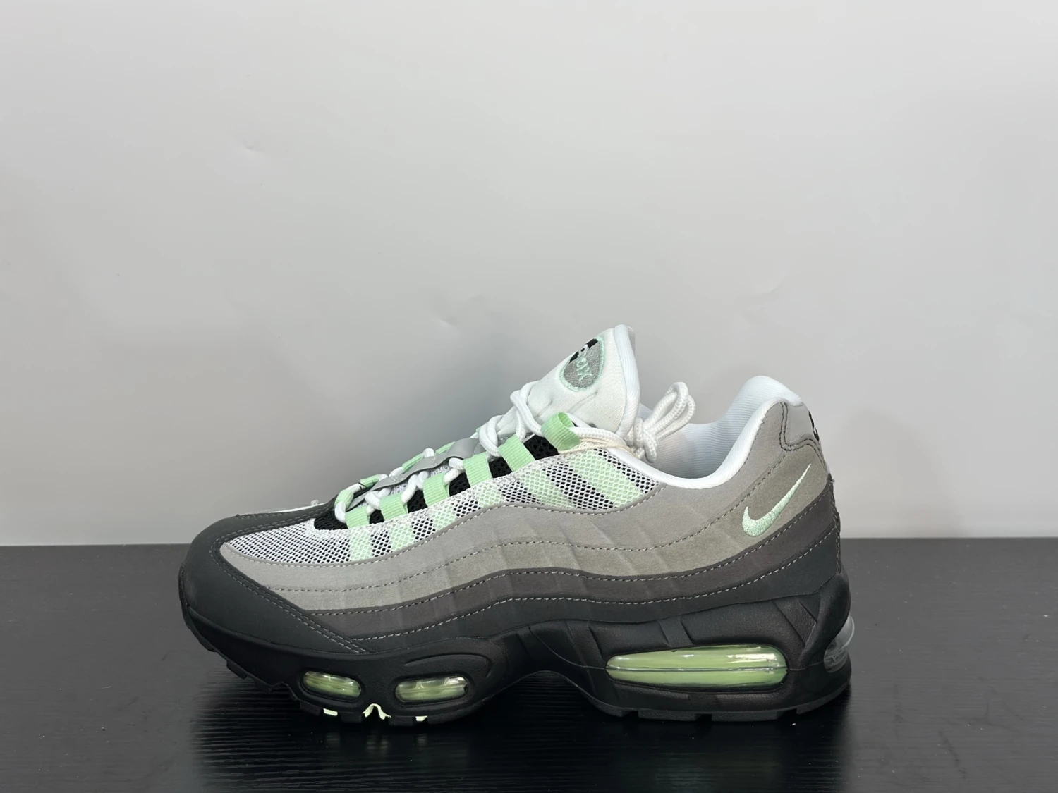 Nike Air Max 95 Sneakers – White / Grey / Anthracite / Mint Green