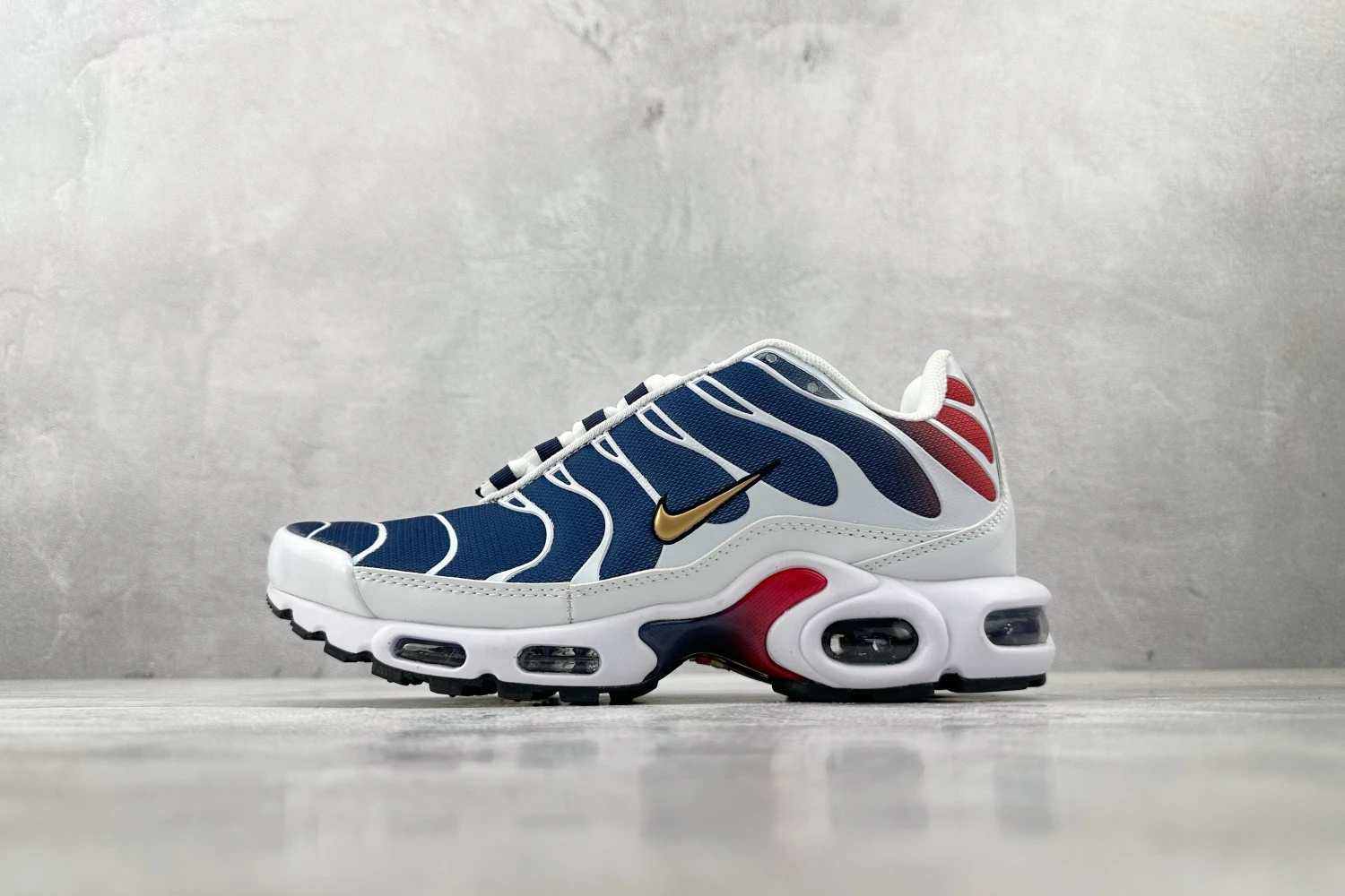 Nike Air Max Plus TN – White / Navy Blue