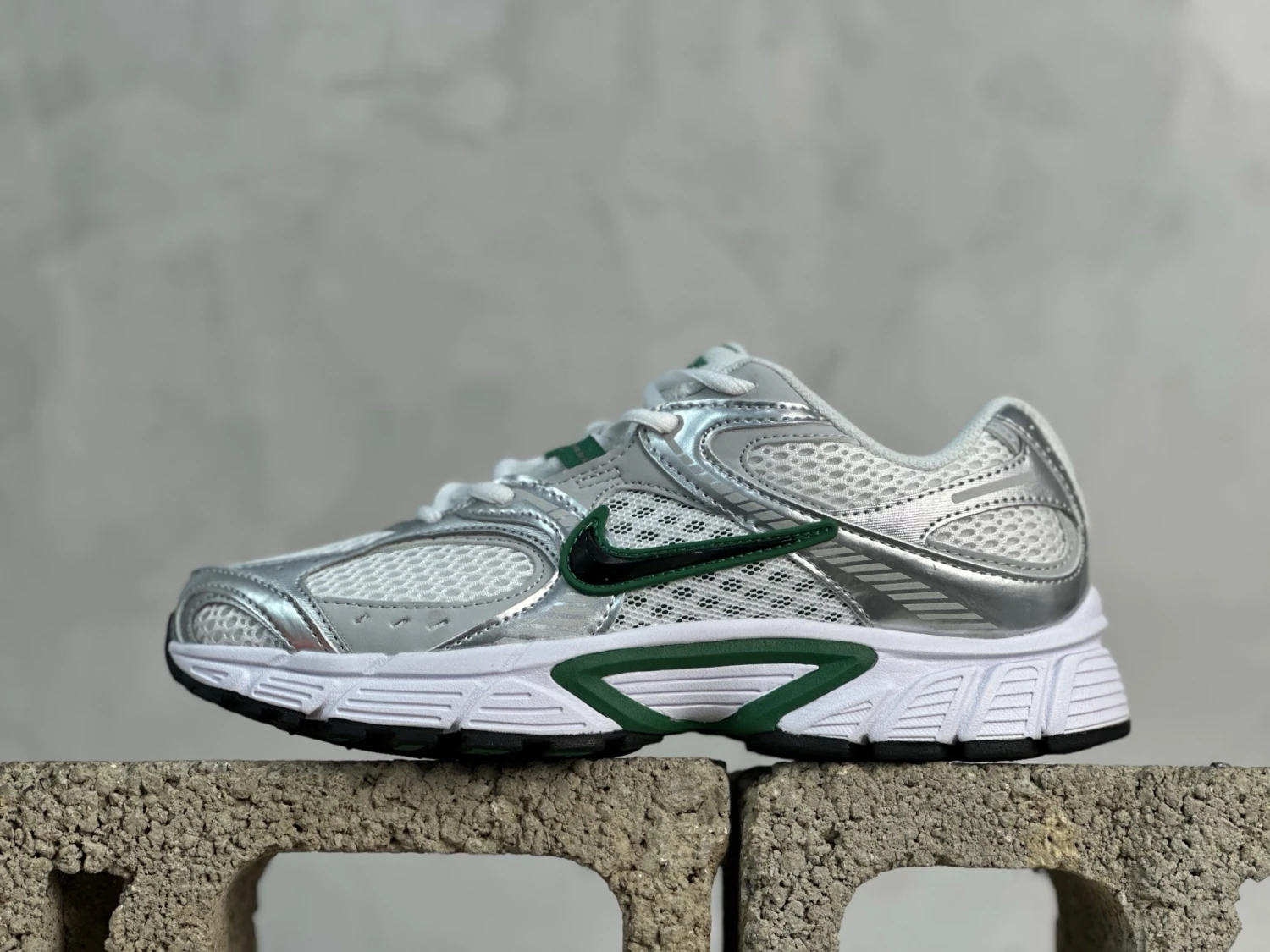 Nike Air Max Moto 2K – White, Metallic Silver & Emerald Green