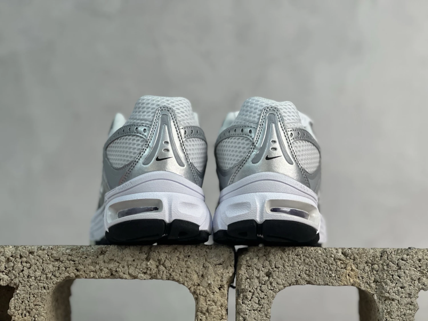 Nike Air Max Moto 2K – White, Metallic Silver & Black