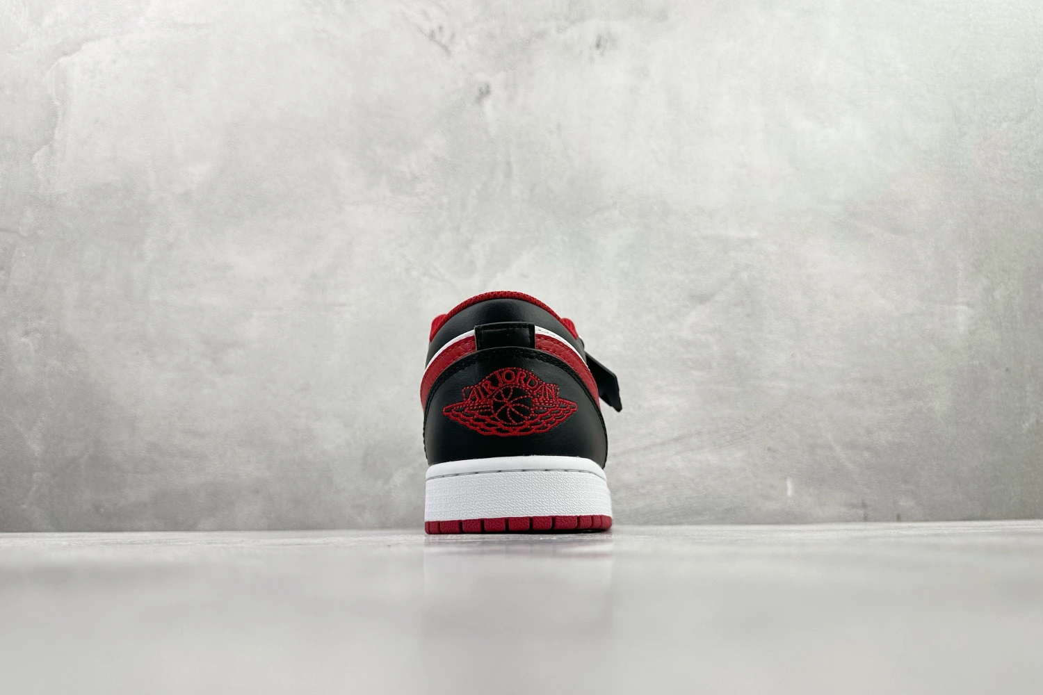 Jordan Low Sneaker – Red, White & Black