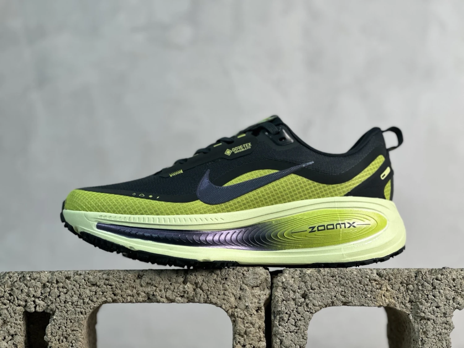 Nike Vomero 18 GORE-TEX – Black & Volt Green