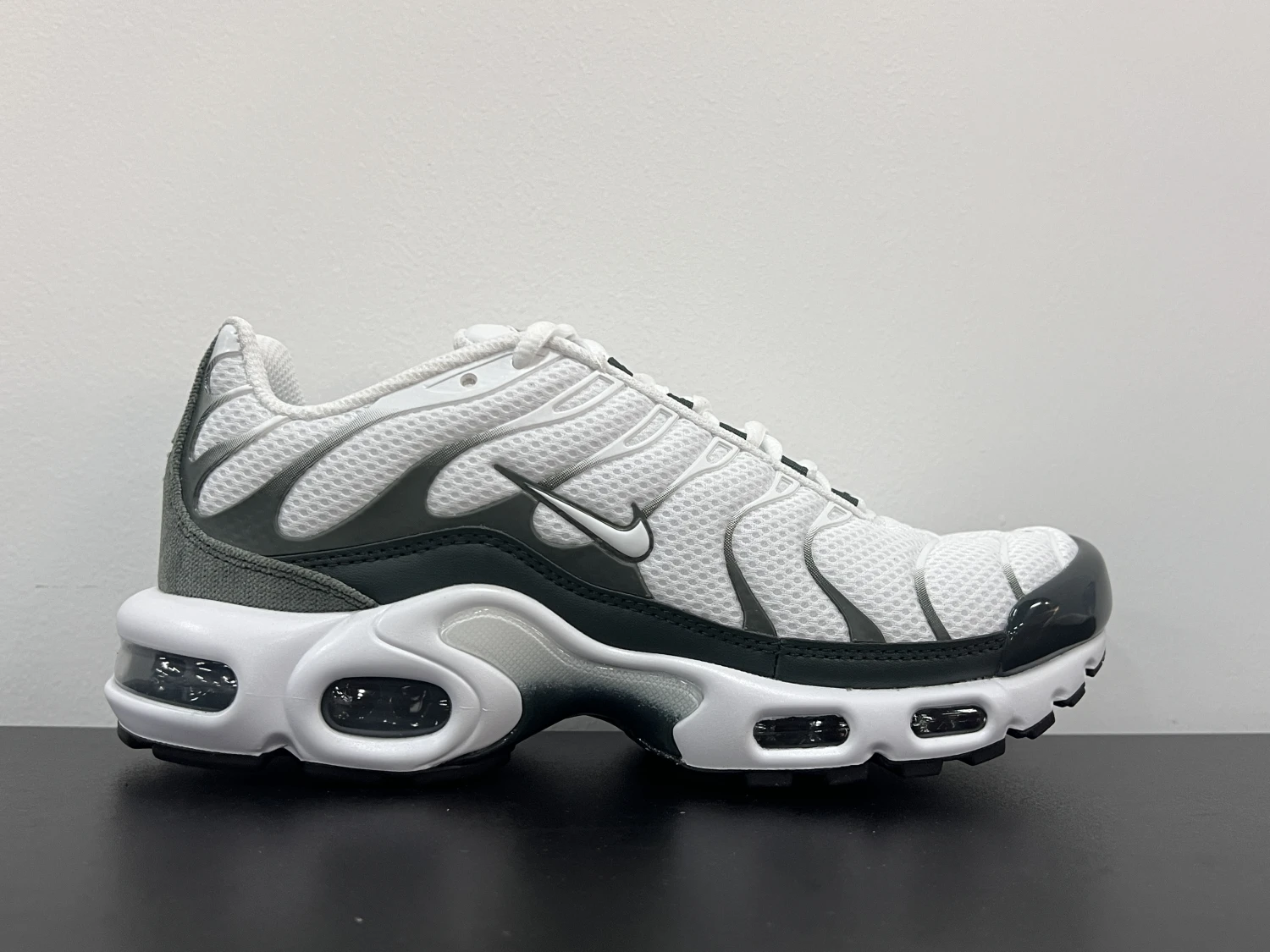 Nike Air Max Plus TN – White & Dark Forest Green