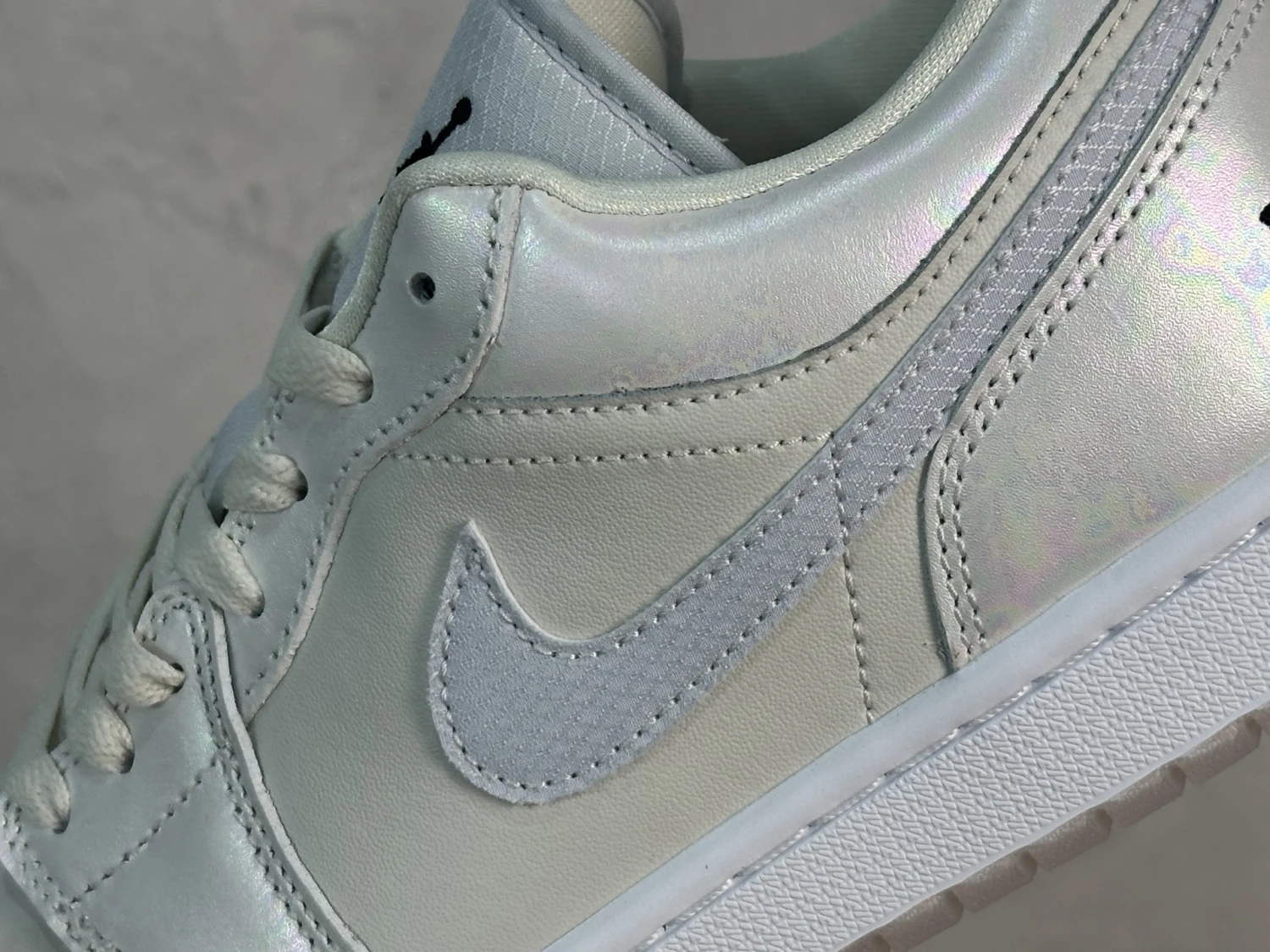 Air Jordan Low – Triple White Sneakers
