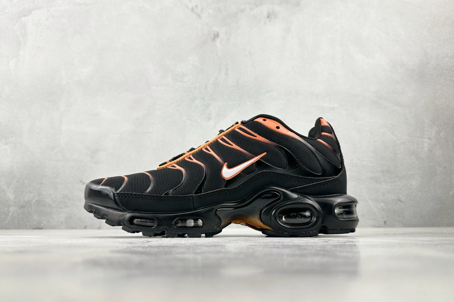Nike Air Max Plus TN – Black / Orange