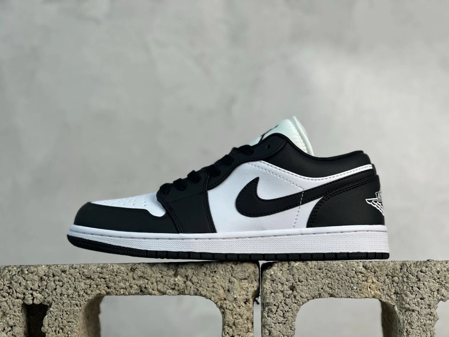 Air Jordan Low – Black & White Classic Edition