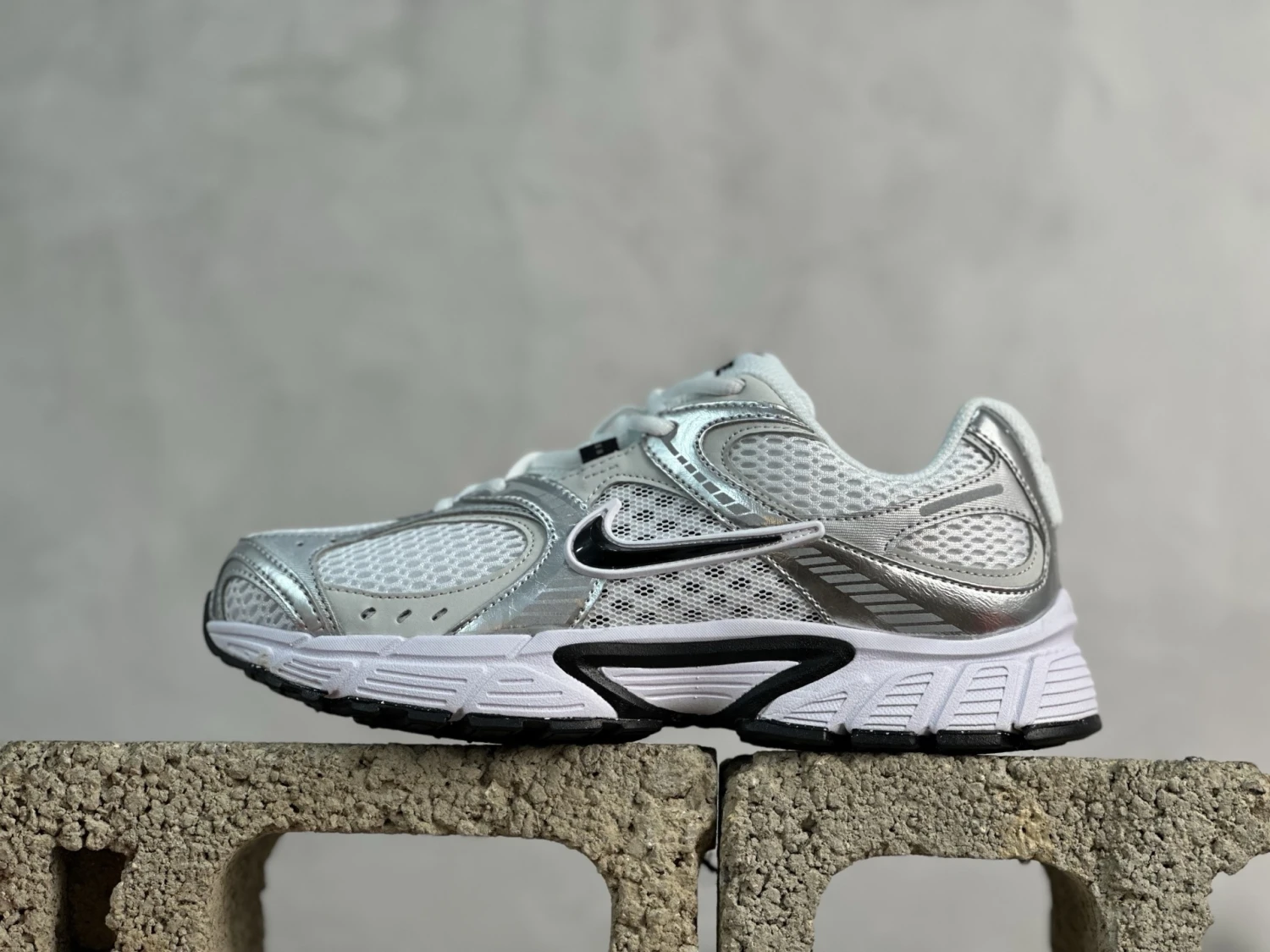Nike Air Max Moto 2K – White, Silver & Black