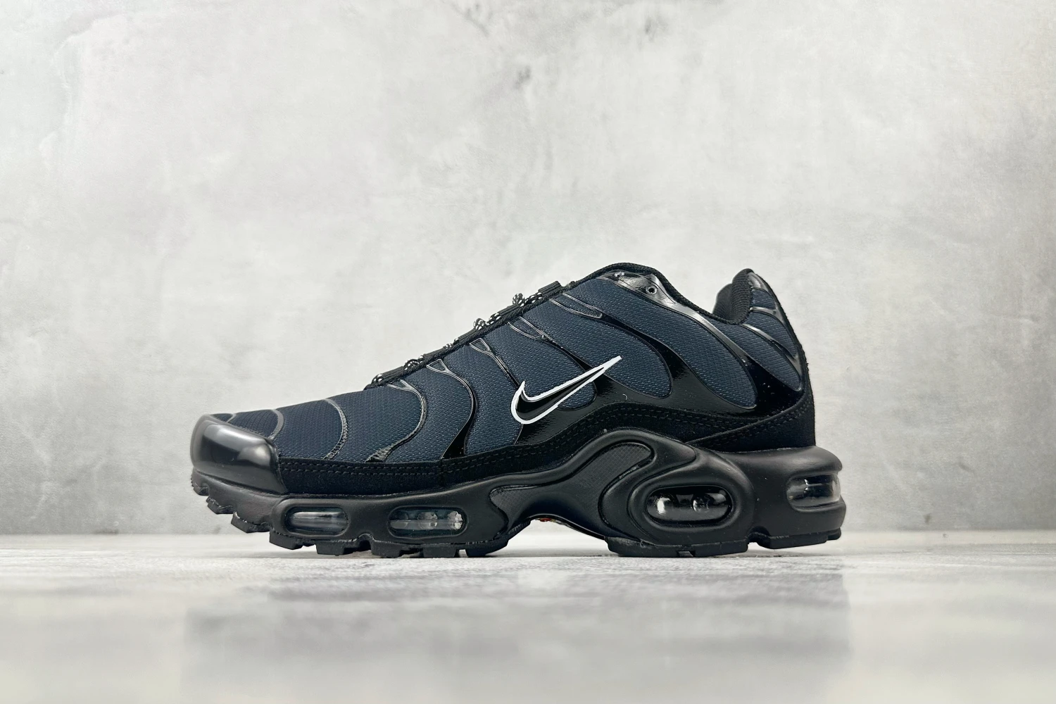 Nike Air Max Plus TN – Black / Royal Blue / Red Gradient