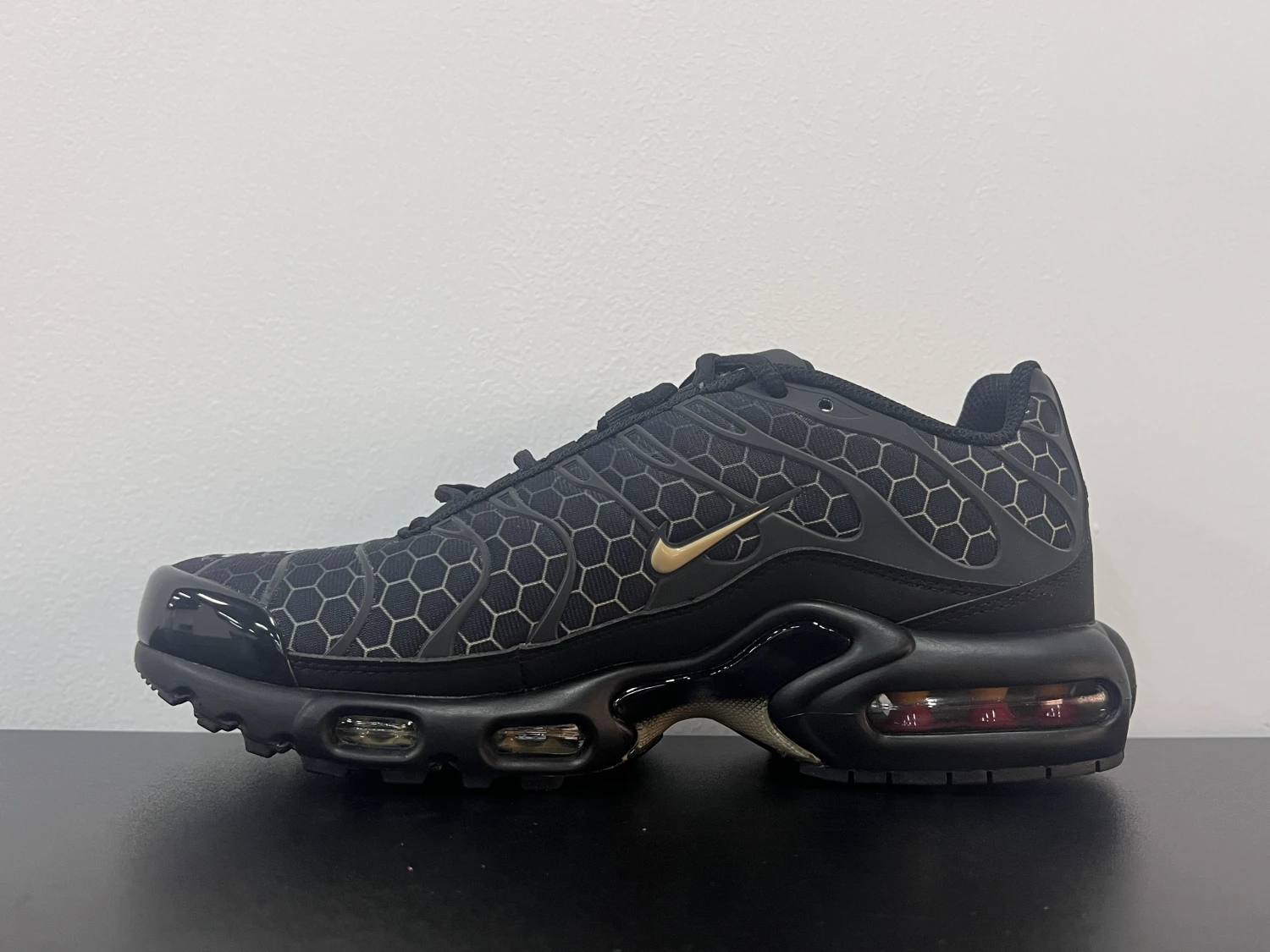 Nike Air Max Plus TN – Triple Black & Metallic Gold Hex Edition