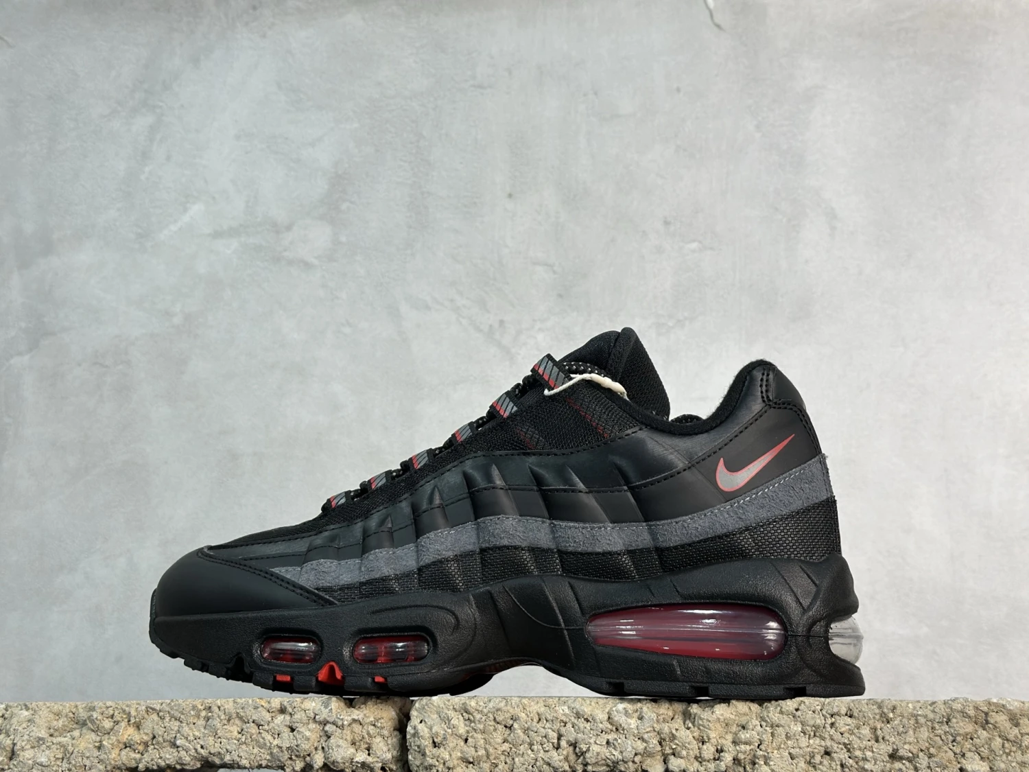 Nike Air Max 95 Sneakers – Triple Black / Red