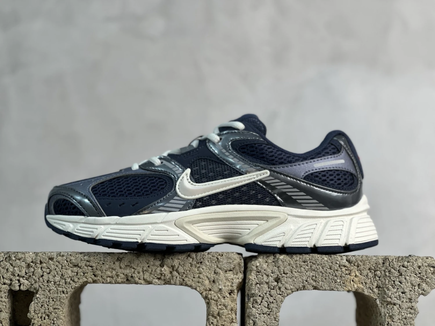 Nike Air Max Moto 2K – Midnight Navy, Metallic Silver & White