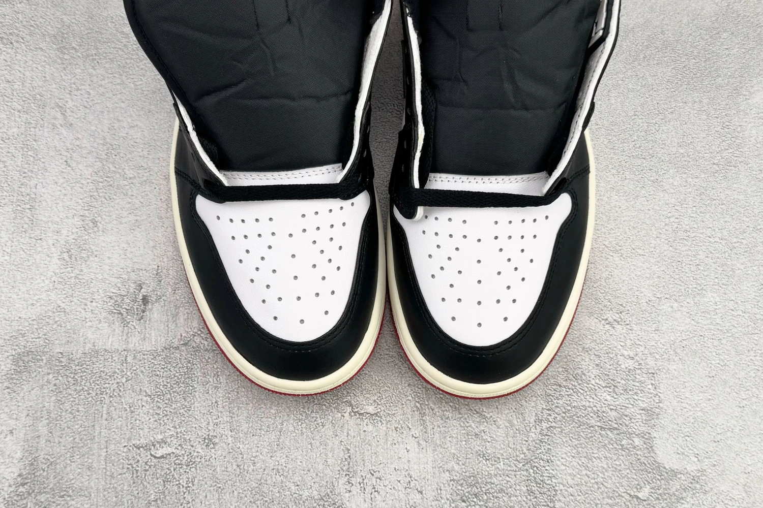 Nike Air Jordan 1 High Black Toe Sneaker