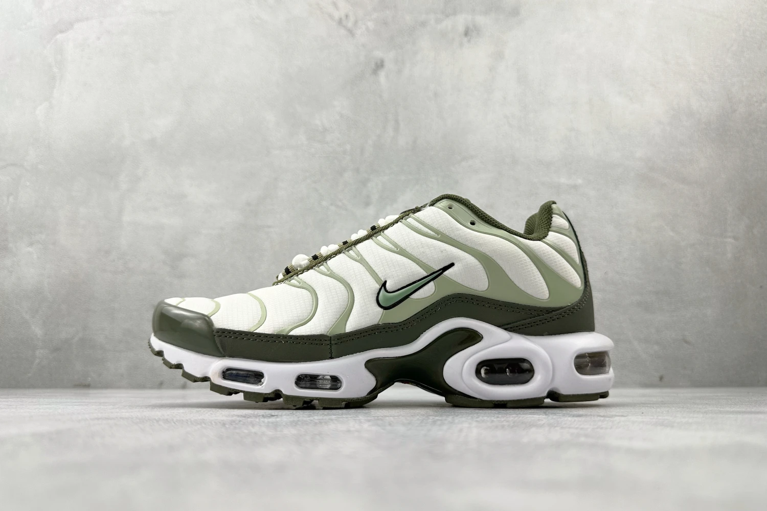 Nike Air Max Plus TN – White / Olive Green