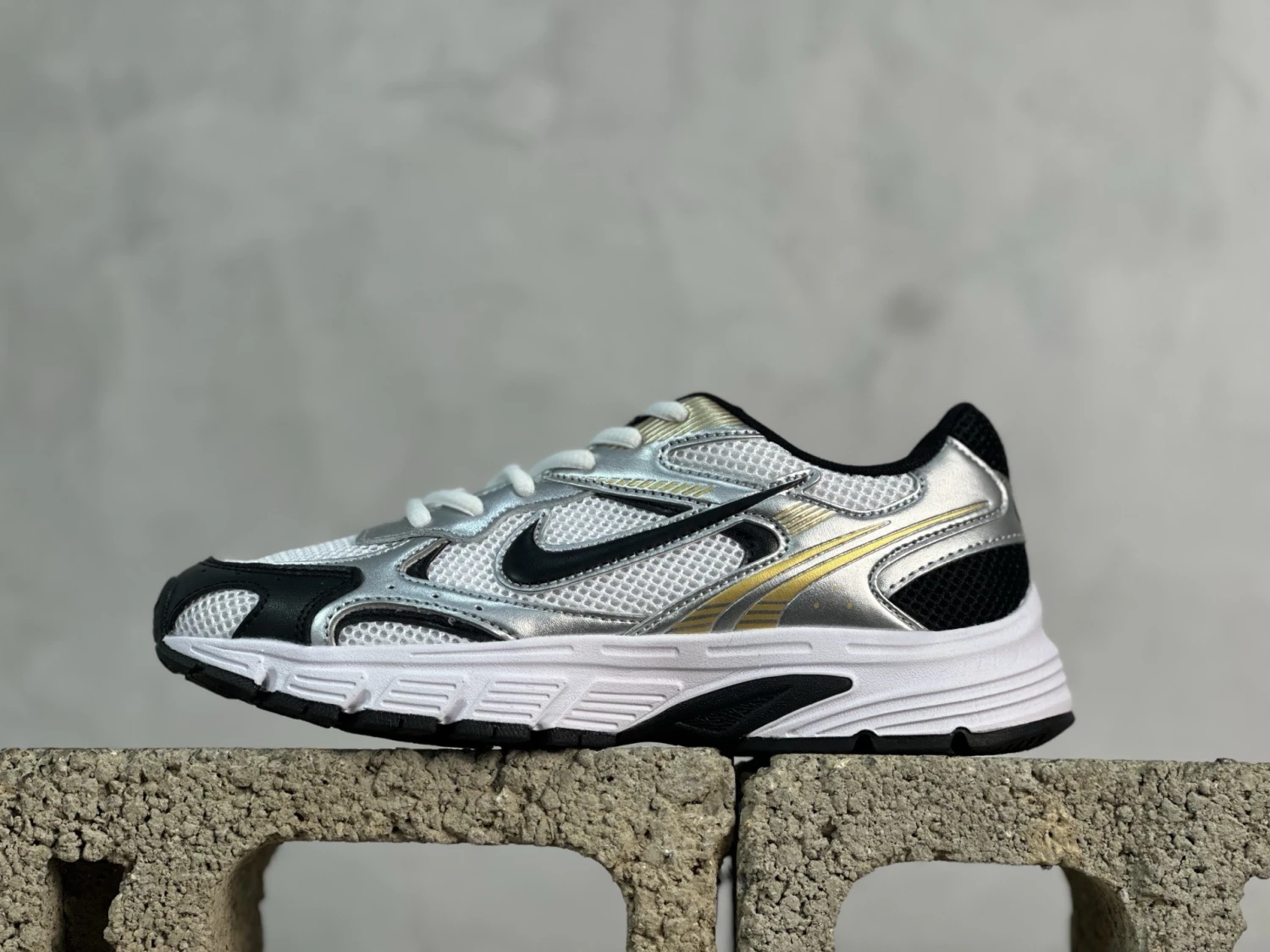 Nike Vomero 20 Sneakers – White, Black & Silver