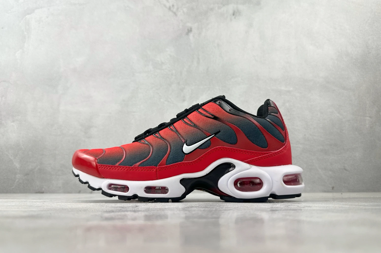 Nike Air Max Plus TN – Red / Black Gradient