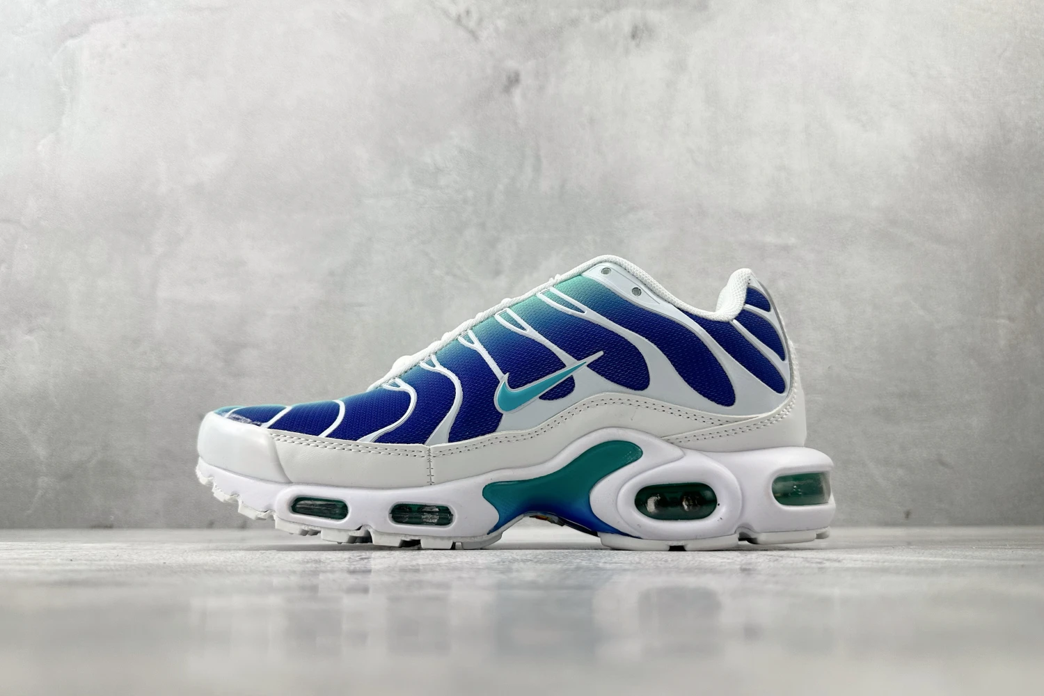 Nike Air Max Plus TN – White / Mint Green / Royal Blue Gradient