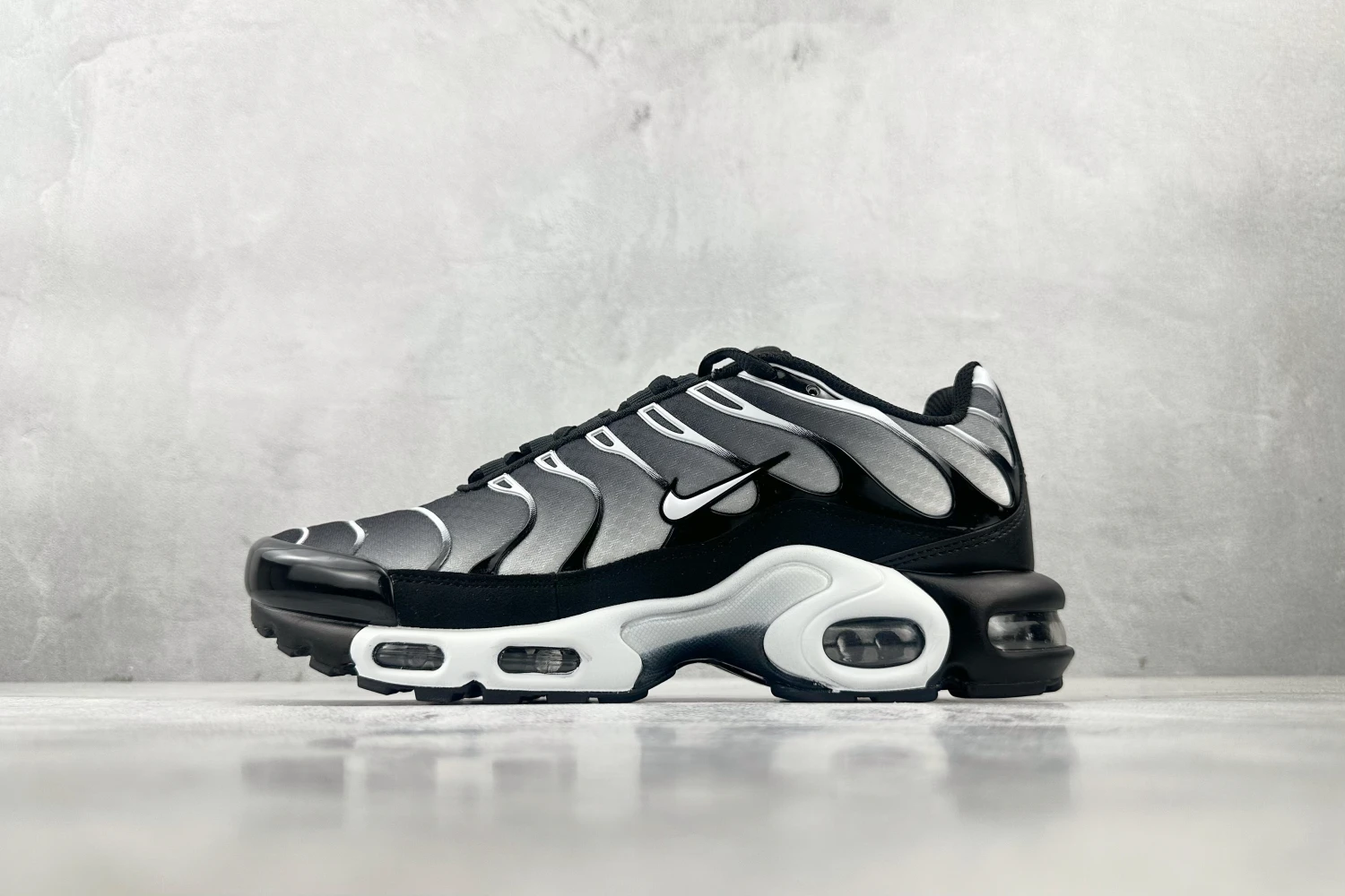Nike Air Max Plus TN – Silver, Black & White