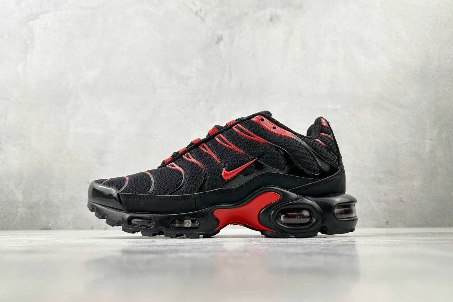 Nike Air Max Plus TN – Black / Crimson Red