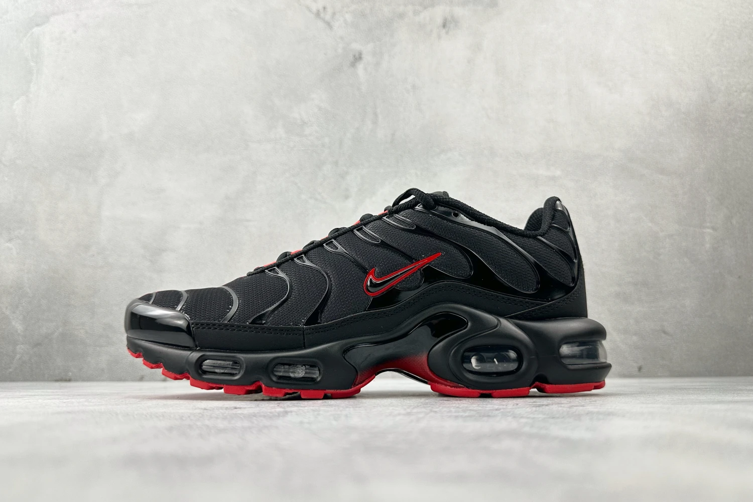 Nike Air Max Plus TN – Black & Red
