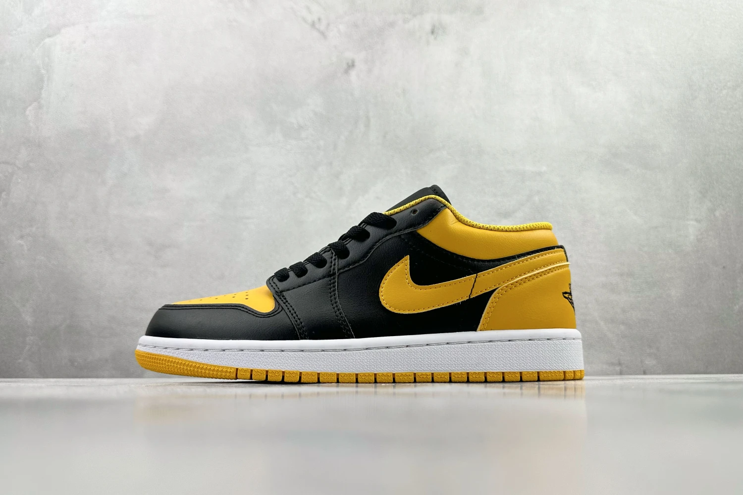 Jordan Low Sneaker – Black & Yellow