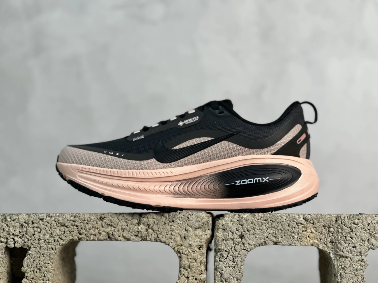 Nike Vomero 18 GORE-TEX – Black, White & Soft Peach