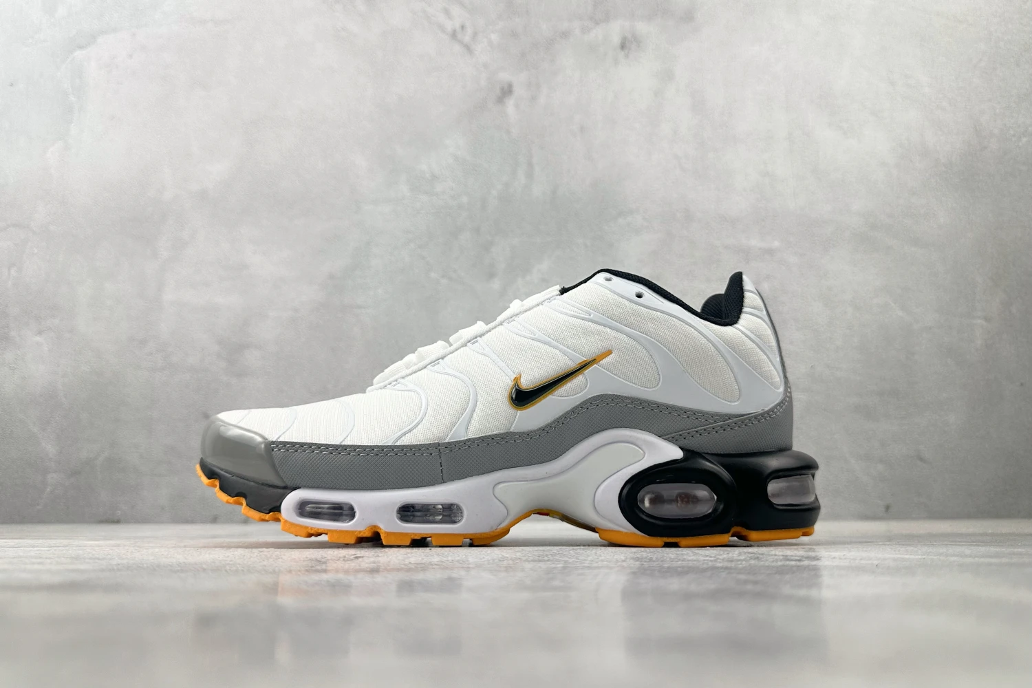 Nike Air Max Plus TN – White / Grey / Black