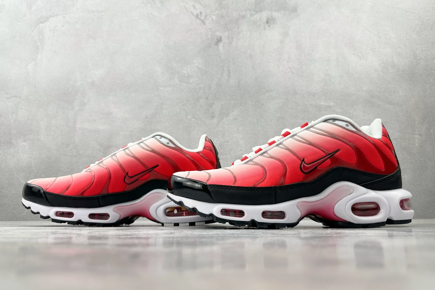 Nike Air Max Plus TN Red Gradient White Black Sneakers