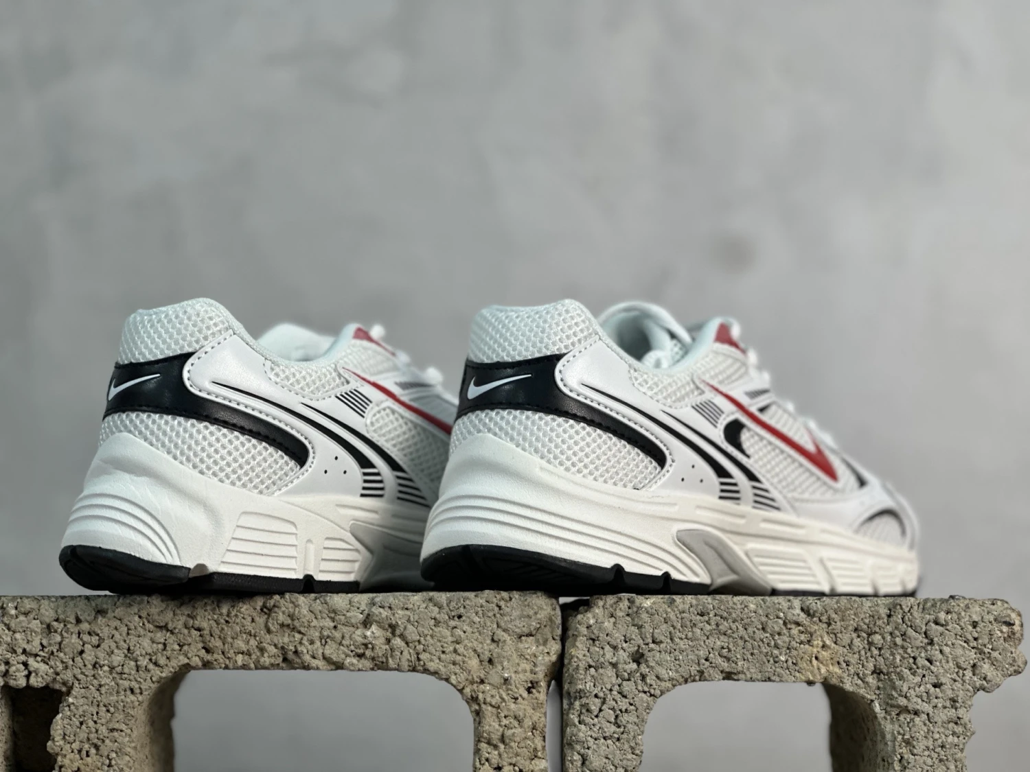 Nike Vomero 20 Sneakers – White, Red & Silver