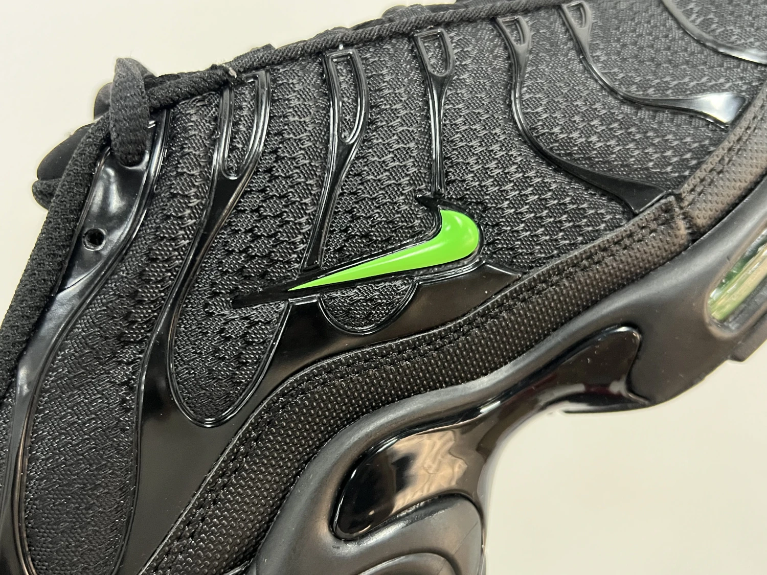 Nike Air Max Plus TN – Triple Black & Volt Green