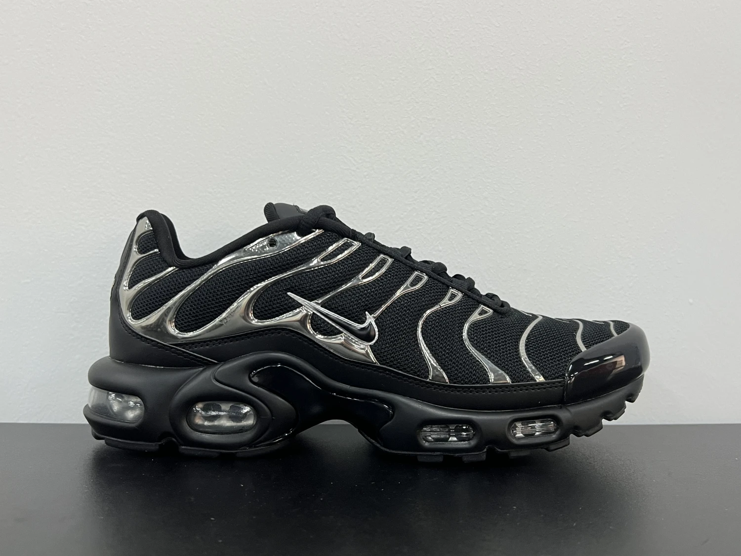 Nike Air Max Plus TN – Black & Metallic Silver