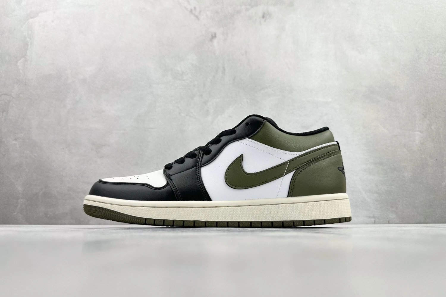 Air Jordan Low Black White