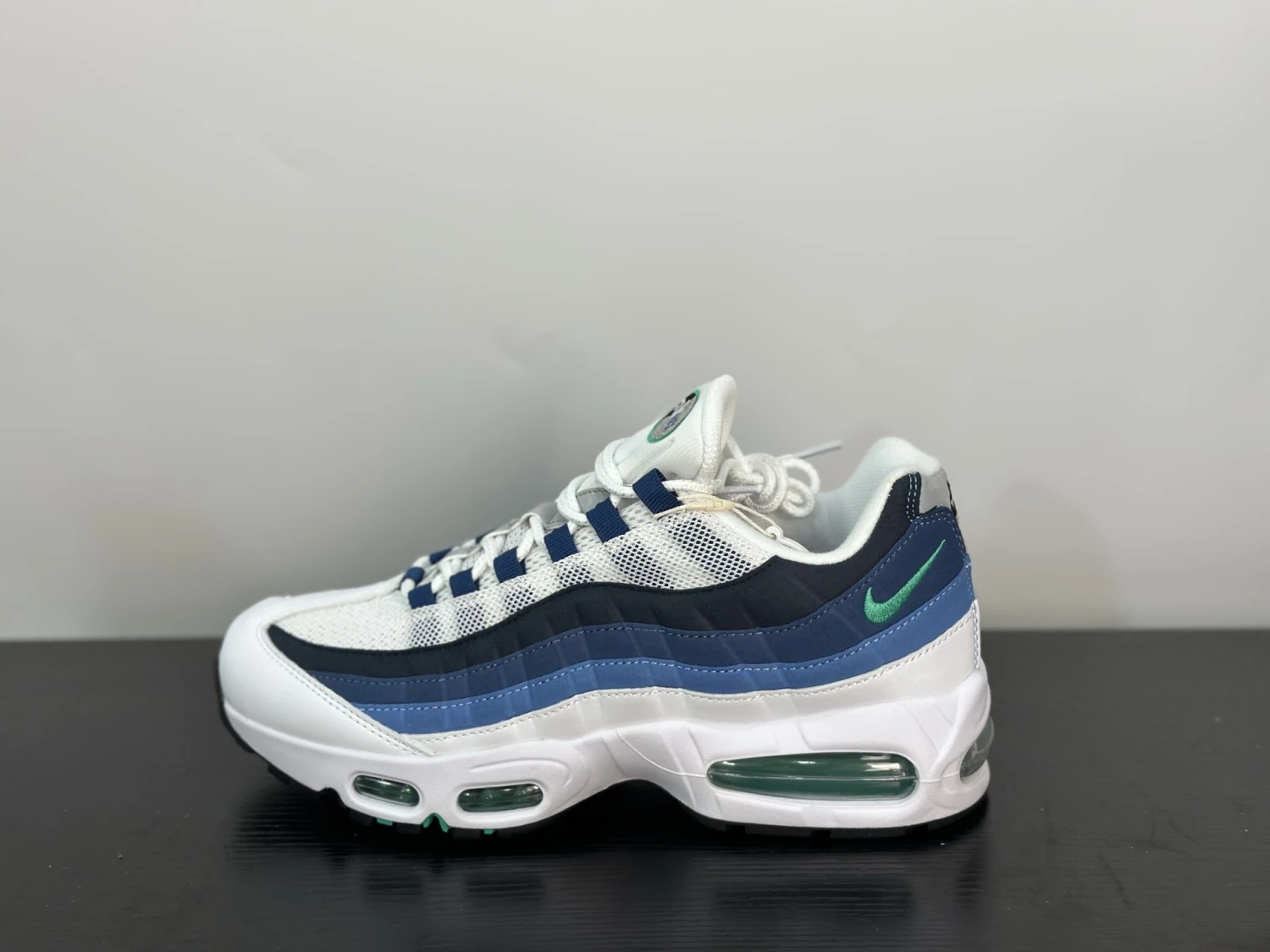 Nike Air Max 95 Sneakers – White / Navy Blue / Emerald Green