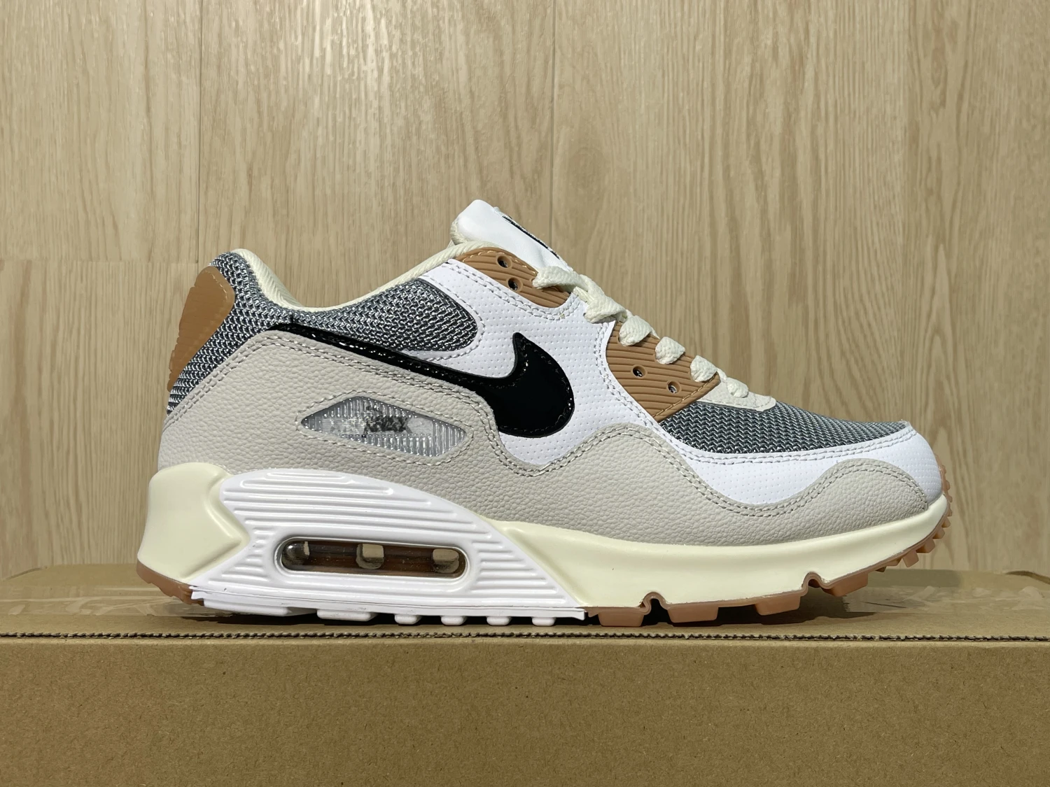 Nike Air Max 90 – Summit White / Light Bone / Gum Brown