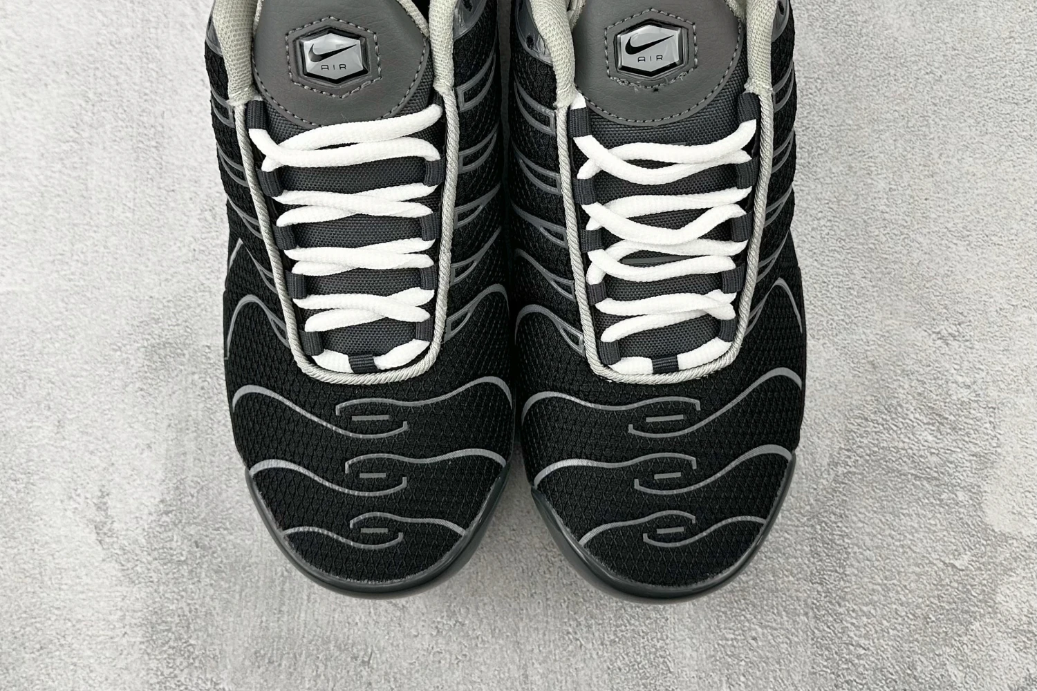 Nike Air Max Plus TN – Black / Grey