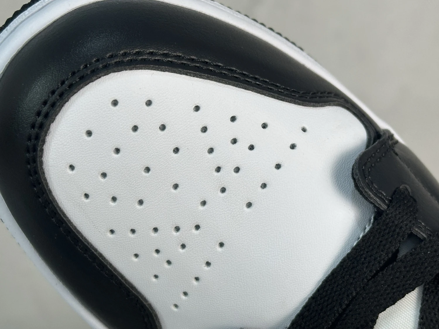 Air Jordan Low – Black & White Edition